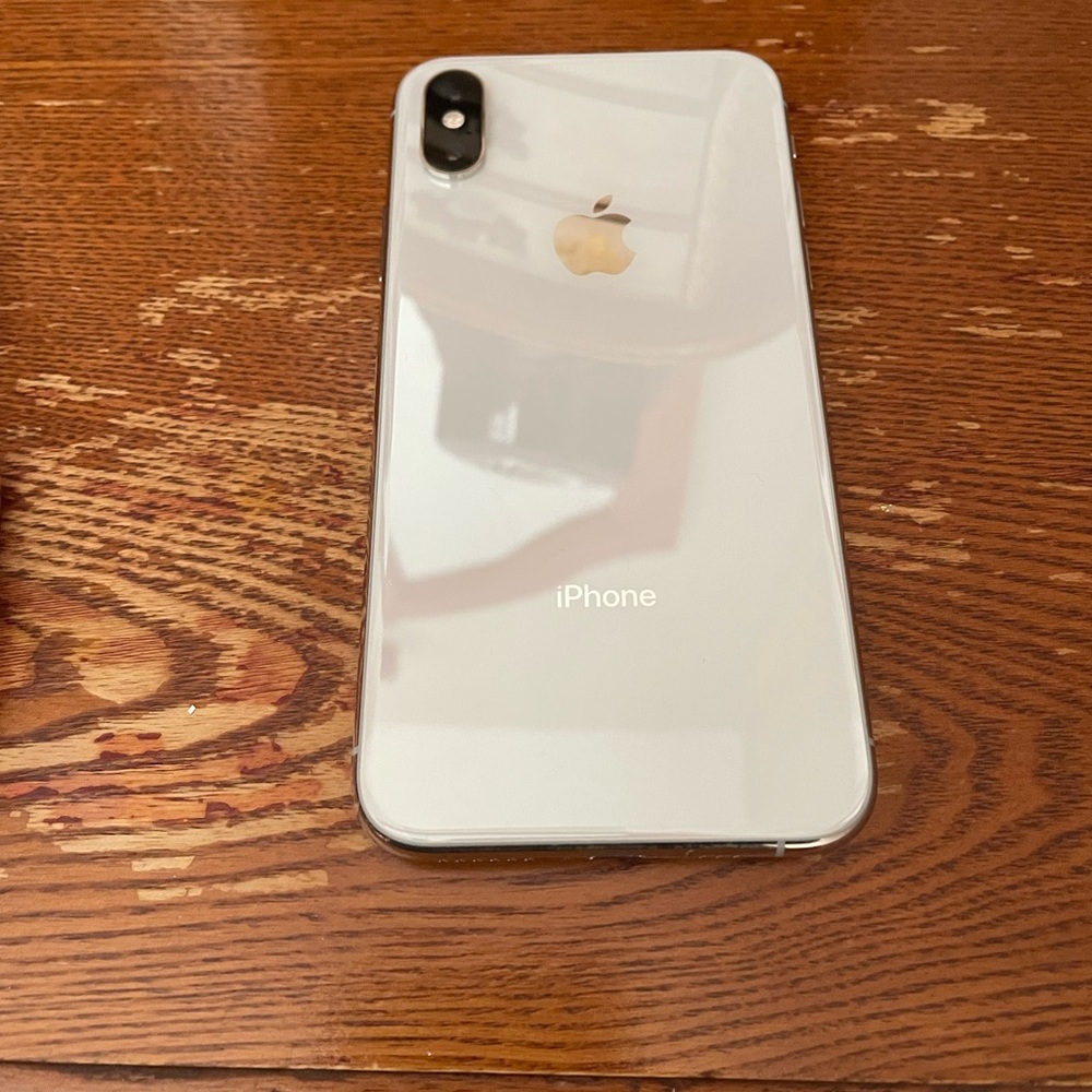 iPhone XS in white/silver